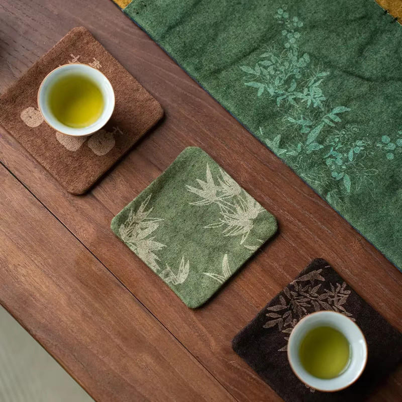 Quadratische Tischsets aus Gaze im Vintage-Batik-Blumen-Design, rutschfeste und wärmeisolierende Untersetzer für Tassen und Teegeschirr - Bild 2