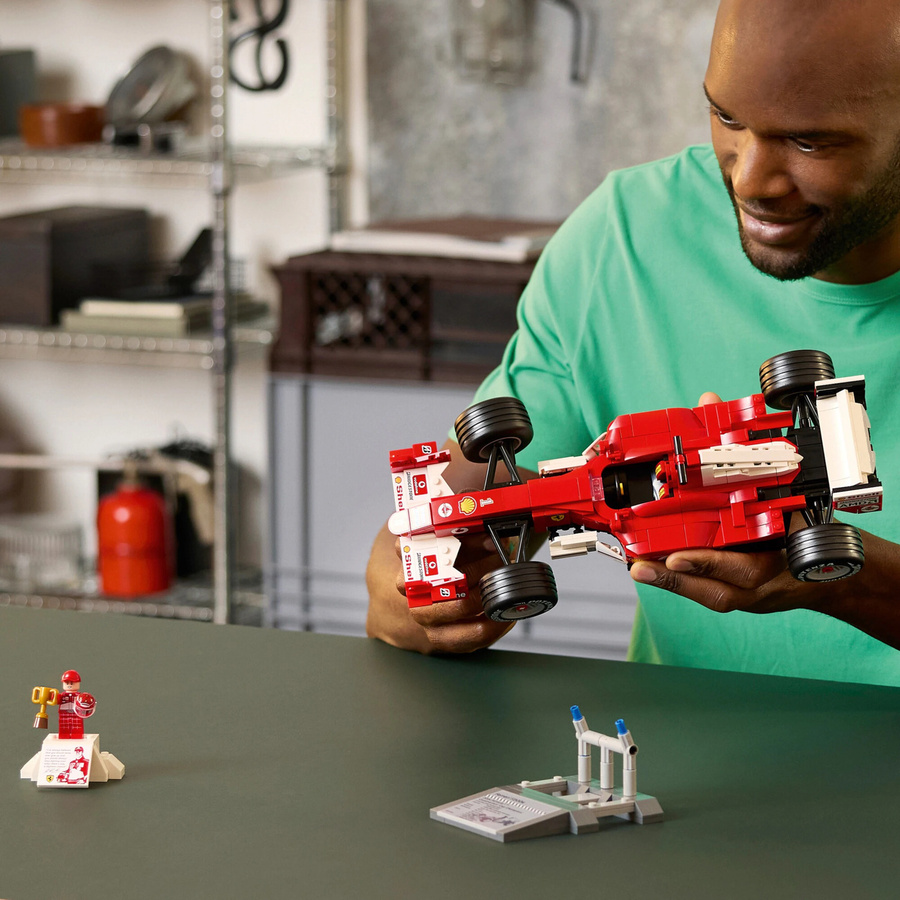 LEGO Icons Ferrari F2004 und Michael Schumacher Modellauto ab 18 Jahren - Bild 4