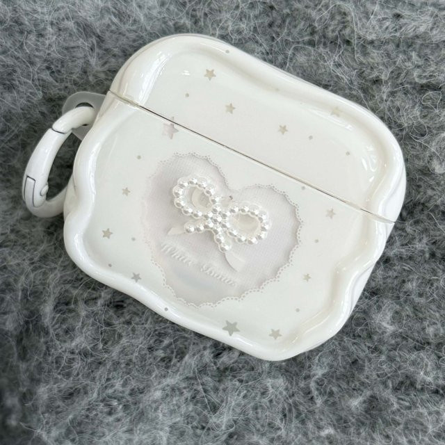 Capa Stoßfeste Bluetooth Ladebox für Apple AirPods 3, 4, Pro und 2. Generation in Weiß mit 3D-Schleife und Liebesherz Design - Bild 1