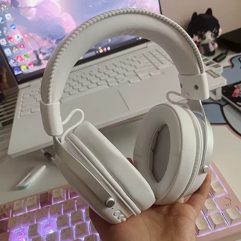 MCHOSE V9 Pro Over-Ear-Gaming-Headset in Weiß mit Vier-Modus-Konnektivität und langer Akkulaufzeit - Bild 3