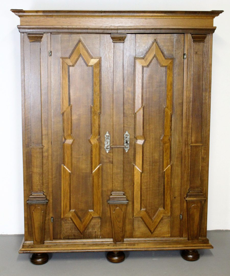 Antikhof Brück Eiche Renaissance Schrank in Braun mit Scharniertüren und Schloss - Bild 1