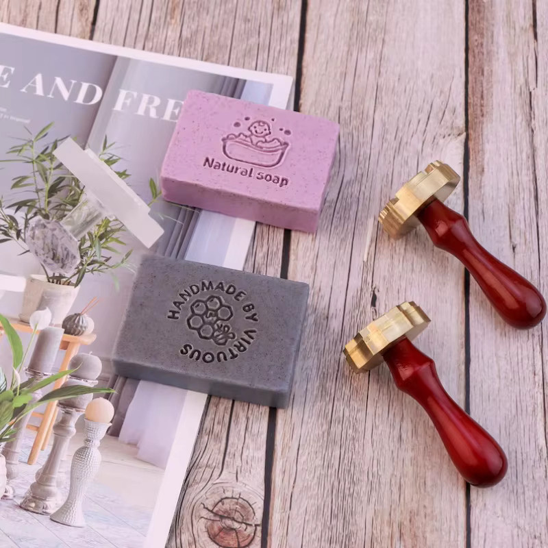 Individueller Keramik-Tonstempel mit eigenem Logo und Vintage-Holzgriff in Mehrfarbig für dein DIY-Design - Bild 3