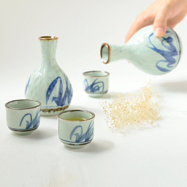 Japanisches Keramik Weinset mit handbemalter Seladon Weinkanne und Sake Gläsern in Grün - Bild 1