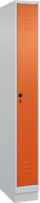 C+P Spind Classic PLUS Garderobenschrank mit Sockel, 1 Abteil, Sicherheits-Drehriegel und 3 Garderobenhaken, Grau/Orange, H: 195 cm, B: 25 cm, T: 50 cm - Bild 1