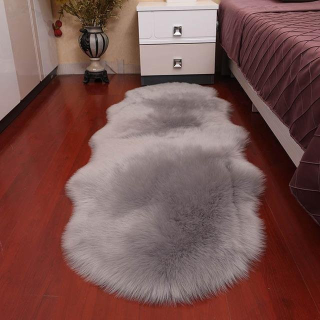 Flauschiger Kunstfellteppich von Yiran Furniture in Grau für Wohnzimmer und Schlafzimmer, B/T: 60 x 40 cm - Bild 1