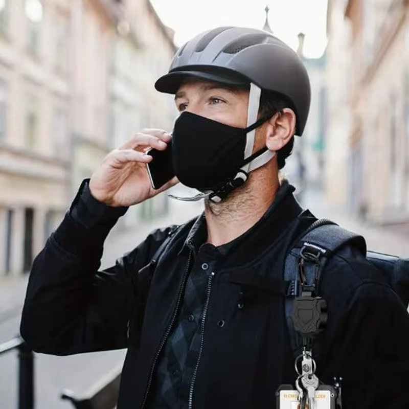 Taktischer Ausweishalter mit Karabiner und einziehbarer Schnur in Schwarz aus Kunststoff - Bild 2