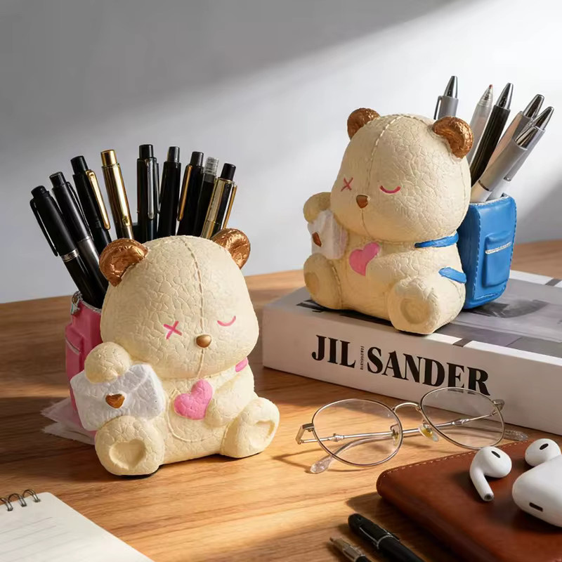Niedlicher Bären-Stifthalter mit Rucksack als Schreibtisch-Dekoration in Beige aus Resin - Bild 2