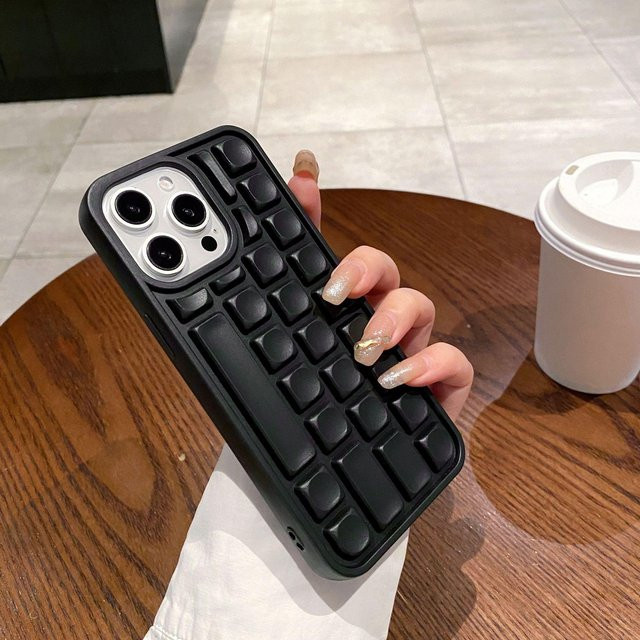 Stoßfeste Silikon Handyhülle mit 3D Tastatur Design für iPhone 16 15 14 13 12 11 Pro Max Plus in Schwarz von Yiran bag - Bild 1