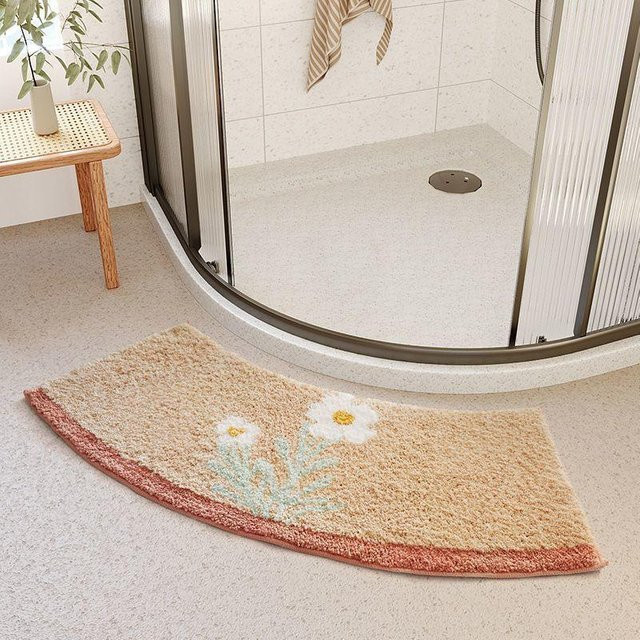 Saugfähige Badezimmer-Rutschmatte in Beige, halbkreisförmige Bodenmatte aus Polyester mit floralem Design, B/T: 75 x 40 cm - Bild 1
