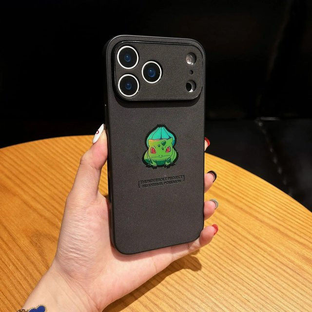 Potdemiel Handyhülle mit Anime Bulbasaur Design in Ledertextur und Laser-Effekt für iPhone 17 16 15 14 13 12 Pro Max, Schwarz, stoßfeste Schutzhülle - Bild 1