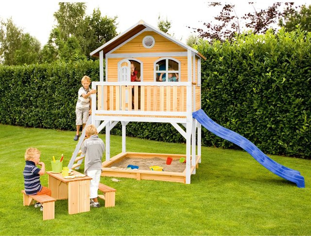 Axi Marc Spielhaus aus Holz in Braun-Weiß mit blauer Rutsche, B/H/T: 432 x 293 x 212 cm - Bild 1