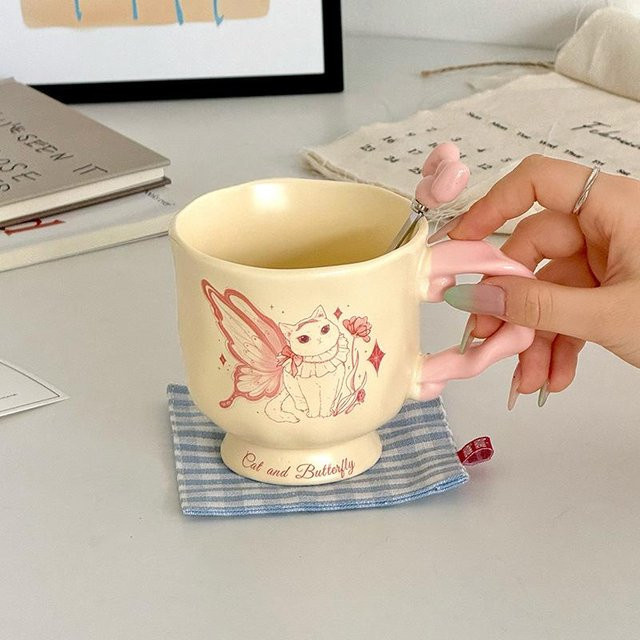 Handbemalte Keramiktasse mit Mädchen und Schmetterlingskatze Motiv in Weiß, 500 ml - Bild 1