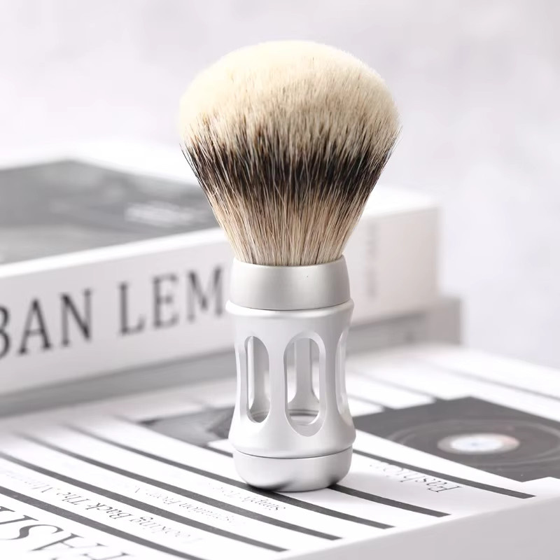 Yaqi Bandstand Herren-Rasierpinsel, 24mm, Silvertip Badger Hair, Mattchrom - Bild 4