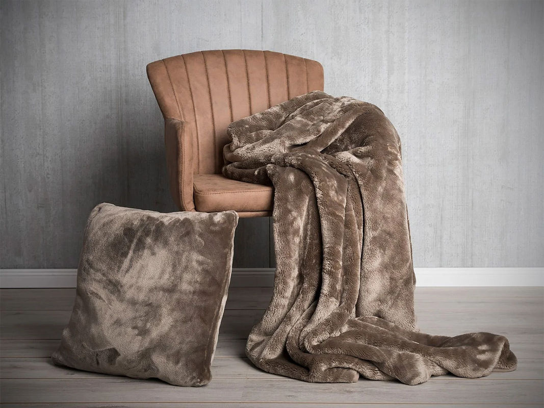 GÖZZE Premium Cashmere-Feeling Dekokissen in Taupe, B/T/H: 50 x 50 x 50 cm - Bild 2