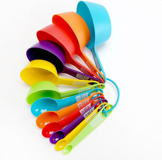 ZuiyouElectric1 Messbecher Set aus Kunststoff mit 12 Stück skalierten Messlöffeln in Rot und Multicolour für die Küche und Konditorei - Bild 1