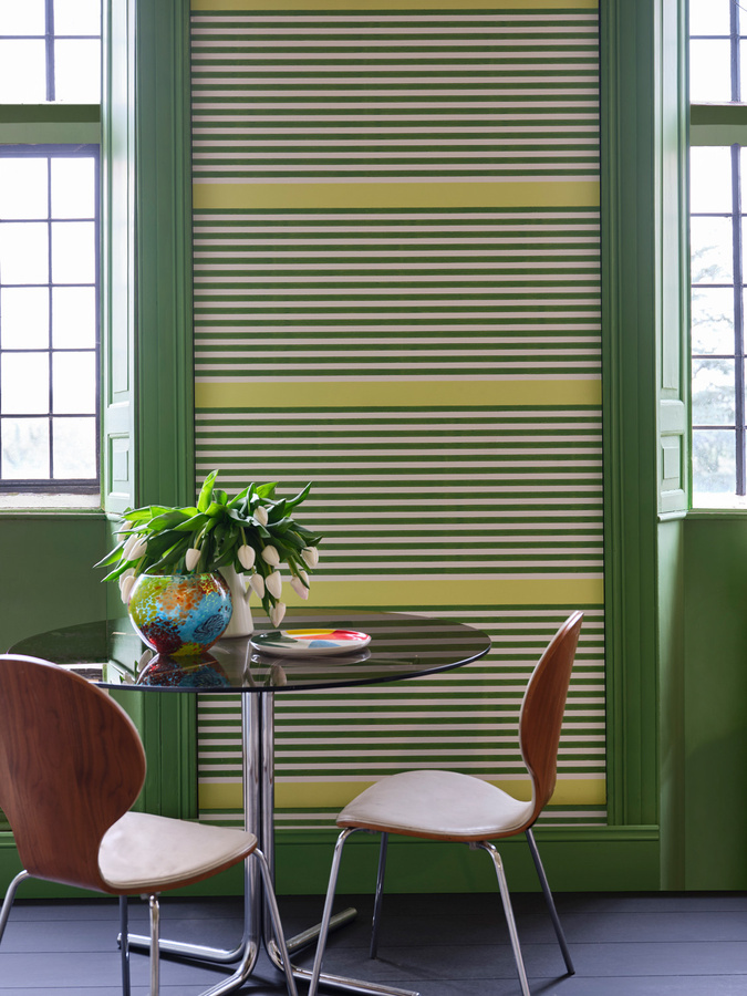 Farrow & Ball Tapete Stripe in Hog Plum und Raw Tomatillo mit abstraktem Streifendesign - Bild 1