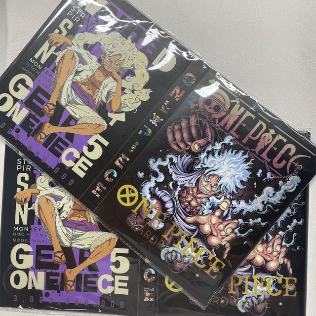Bandai One Piece Nika Ruffy Sammelkartenalbum, 4 Fächer, 240 Sammelkarten - Bild 1