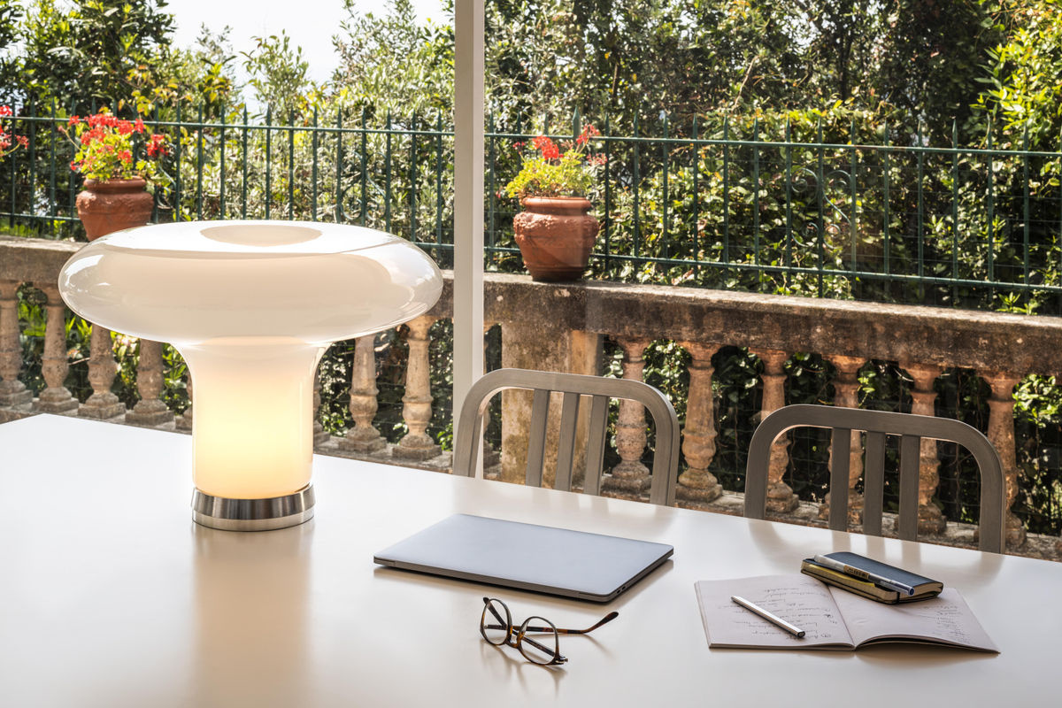 Artemide Lesbo Tischleuchte in Weiß mit Glas- und Metallelementen - Bild 3