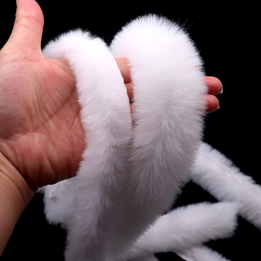 Weißes Kunstpelzbesatzband mit Spitzenstoff als DIY-Nähzubehör für Bastelarbeiten und Weihnachtsdekoration - Bild 3