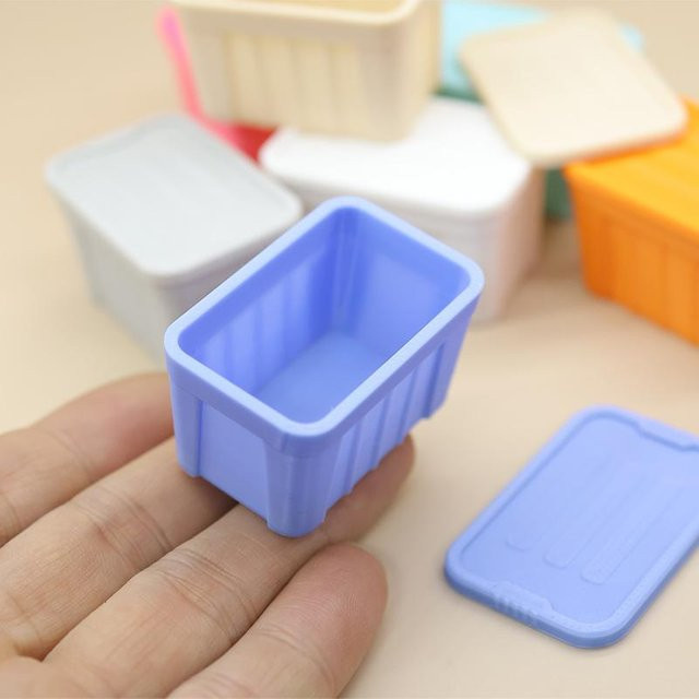 YEGBONG Mini Aufbewahrungsbox mit Deckel für Puppenhaus im Maßstab 1:12, Farbige Deko-Requisite für Mikro-Szenerie und Heimdekoration - Bild 1