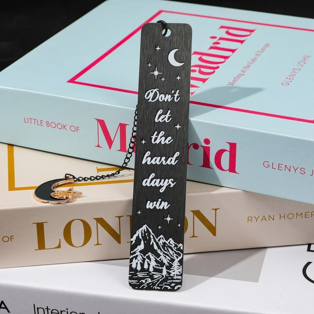 Acotar Lesezeichen mit schwarzem Mond- und Stern-Anhänger sowie Berg-Motiv als inspirierendes Geschenk für Erwachsene - Bild 1