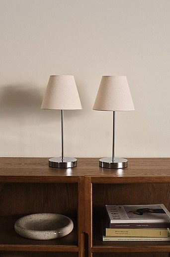 Jotex LASSE Tischlampe im 2er-Pack, Chrom und Beige, Modernes Design aus Metall und Stoff - Bild 1
