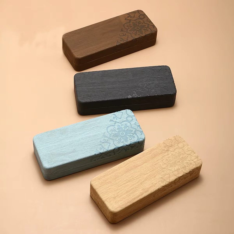 Quadratische Brillenbox von GESTLEMONTAR mit floraler Blumengravur und Spiegeloberfläche in Gelb für Unisex-Brillen - Bild 1