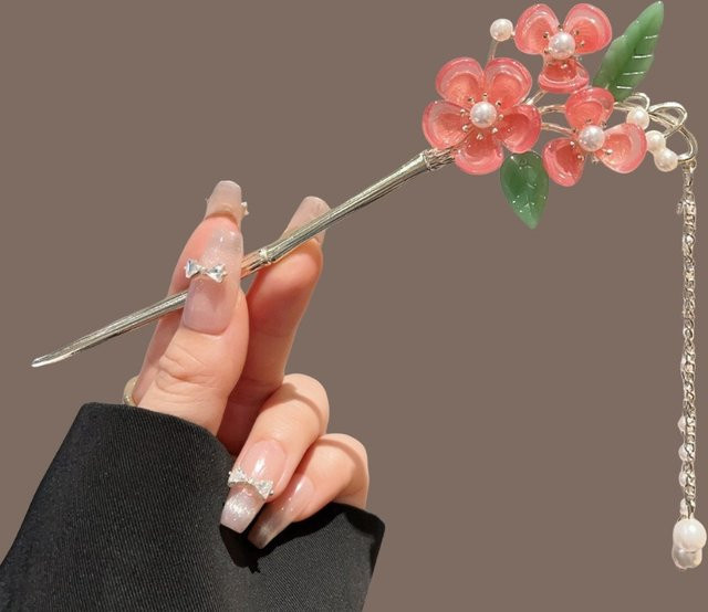 Haarstab Rosa Blumen, Kristallblütenblatt, Perle, grünes Blatt, silberner Metallrahmen, Quaste - Bild 1