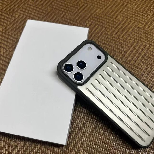 INS Stil Premium Luxus 3D Reisekoffer Handyhülle aus Aluminiumlegierung für iPhone 17 Pro Max, 16, 15, 14, 13 in Silber - Bild 1