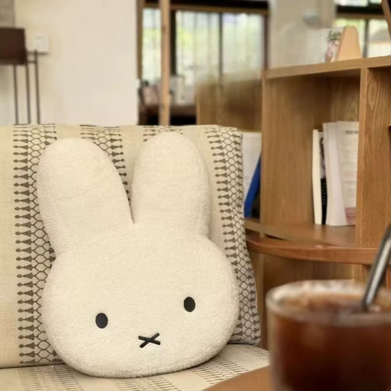 Miffy Puppenkissen in Weiß – Weiches Cartoon-Kissen für Bett, Sofa oder Auto - Bild 3