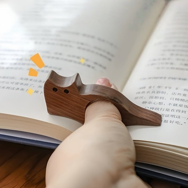 Niedliches Holz Lesezeichen als Daumen-Ring mit Tierdesign für Katze oder Hund in Braun - Bild 1