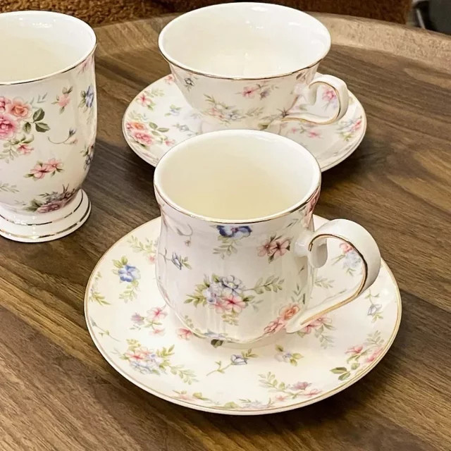 Vintage Keramik Kaffeetassen Set mit floralem Kamelien-Design in Weiß - Bild 1
