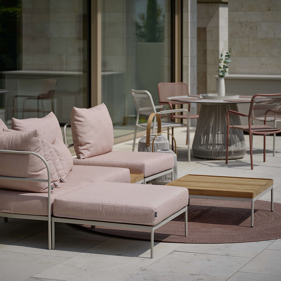 Stern Hocker Coco Lounge aus Aluminium in Greige mit Kissen in Lychee und grauem Bezug - Bild 3