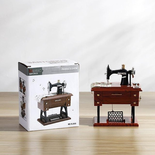 Sartorius Vintage Mini Nähmaschine Spieluhr als dekoratives Musikspielzeug in Grau und Braun - Bild 1