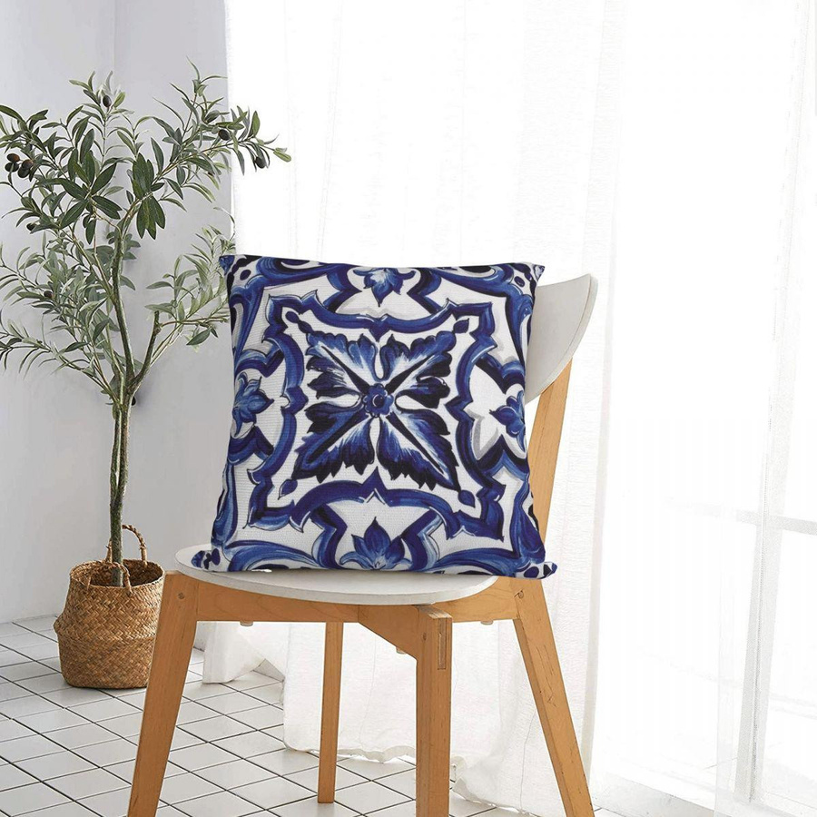 Blauer quadratischer Kissenbezug mit mediterranem sizilianischem Fliesen- und Blumenmuster aus Peach Skin, B/B/H: 18 x 18 x 18 cm - Bild 3