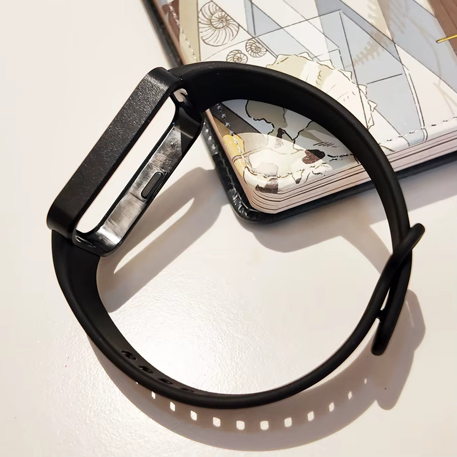 ATOPKEY Silikonarmband für Xiaomi Smart Band 9 und Redmi Band 3 mit PC-Gehäuse in Rot - Bild 4