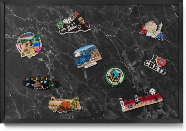 Tulup Magnettafel für Reisesouvenirs in Schwarzem Marmor Design mit schwarzem Rahmen, B: 60 cm, H: 40 cm - Bild 1