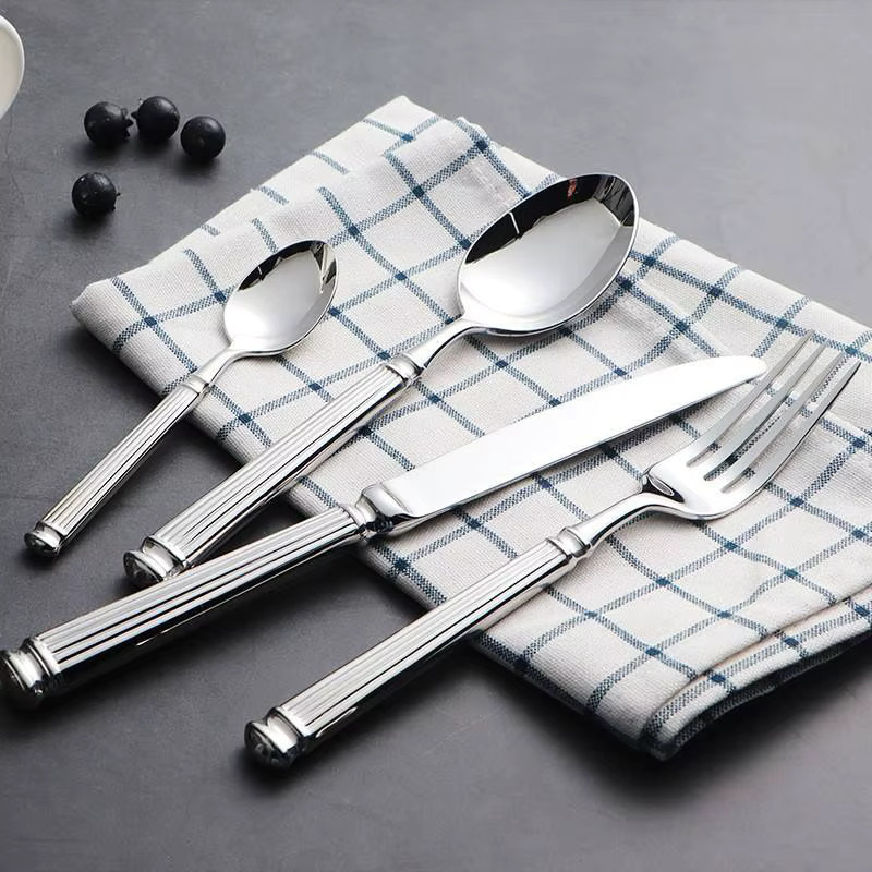 Edles Besteckset aus Edelstahl mit römischem Säulendesign in Silber, bestehend aus Messer, Löffel und Gabel - Bild 2