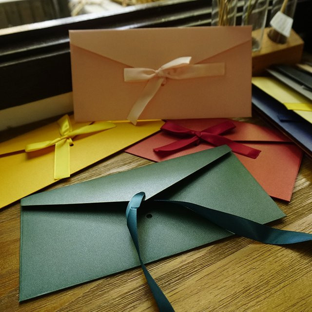 10 Stück Vintage Umschläge aus farbigem Perlglanzpapier mit großer Schleife in Multicolour und Grün - Bild 1