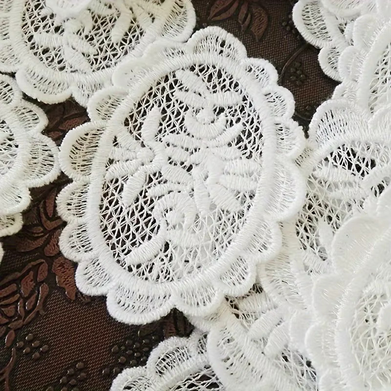 Elegante weiße Blumen-Spitzenflicken mit ausgehöhltem 3D-Design für deine DIY-Bastelarbeiten und Kleidungsverzierungen - Bild 3
