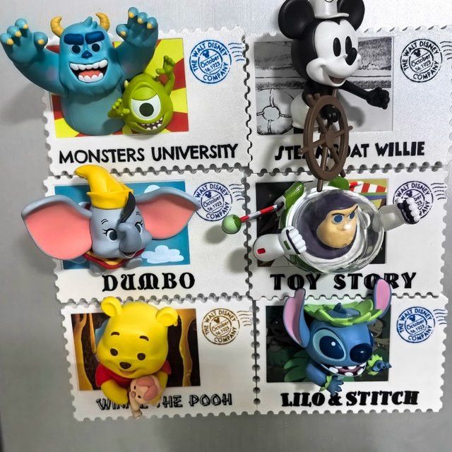 Disney Jubiläum Vintage Briefmarken Blind Box Kühlschrankmagnet mit Winnie The Pooh, Lilo & Stitch in Multicolor - Bild 1