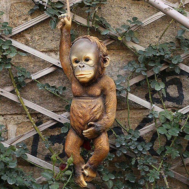 Dekorative Schimpanse Gartenfigur aus Harz in Grau und Braun als hängendes Gartenornament für den Außenbereich - Bild 1