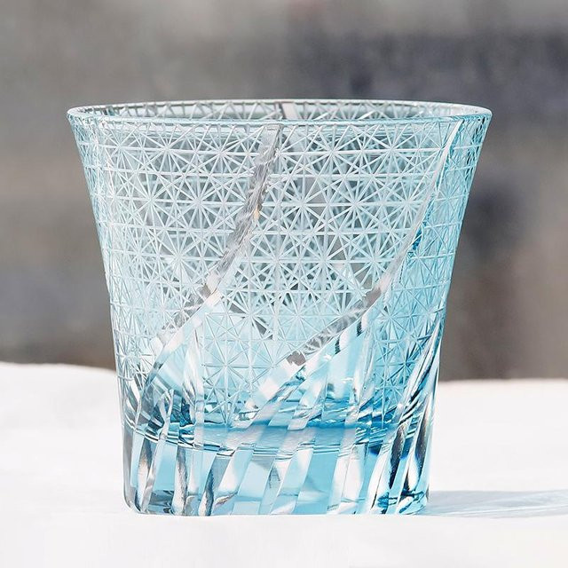 Edo Kiriko Gänseblümchen Whiskyglas aus Kristall von Yiran Furniture, handgefertigter Tumbler mit Blumenmuster in Grau und Blau, 220 ml - Bild 1