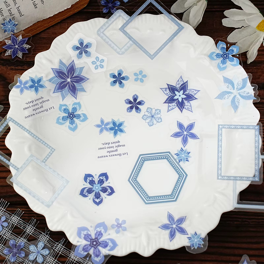 Etori Life Gentle Blues 15-teiliges Set hochwertige Blumen-Aufkleber in Eisblau mit künstlerischen Spitzenbordüren für Collagen und Dekoration - Bild 2