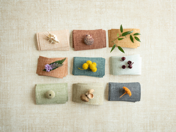 Arte International Essentials Wallpaper Brushed Suede in Beige mit abstraktem Design und Non-Woven-Struktur