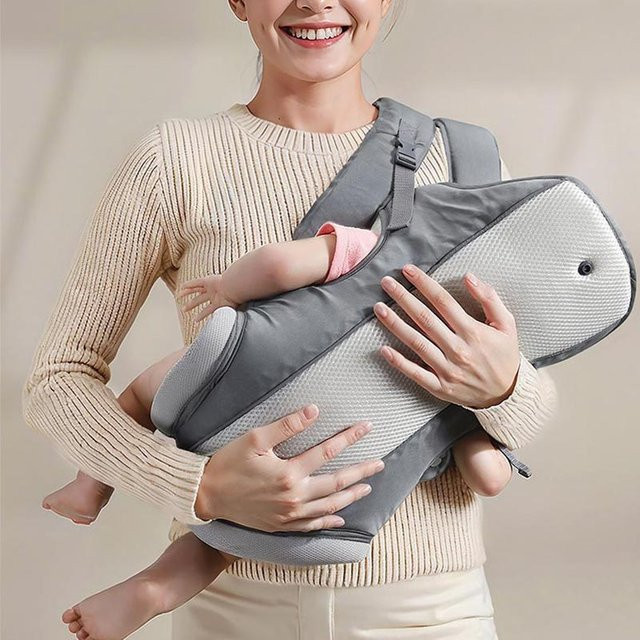 Multifunktionale atmungsaktive Babytrage mit Doppelschultergurt für horizontale Trageposition in Grau - Bild 1