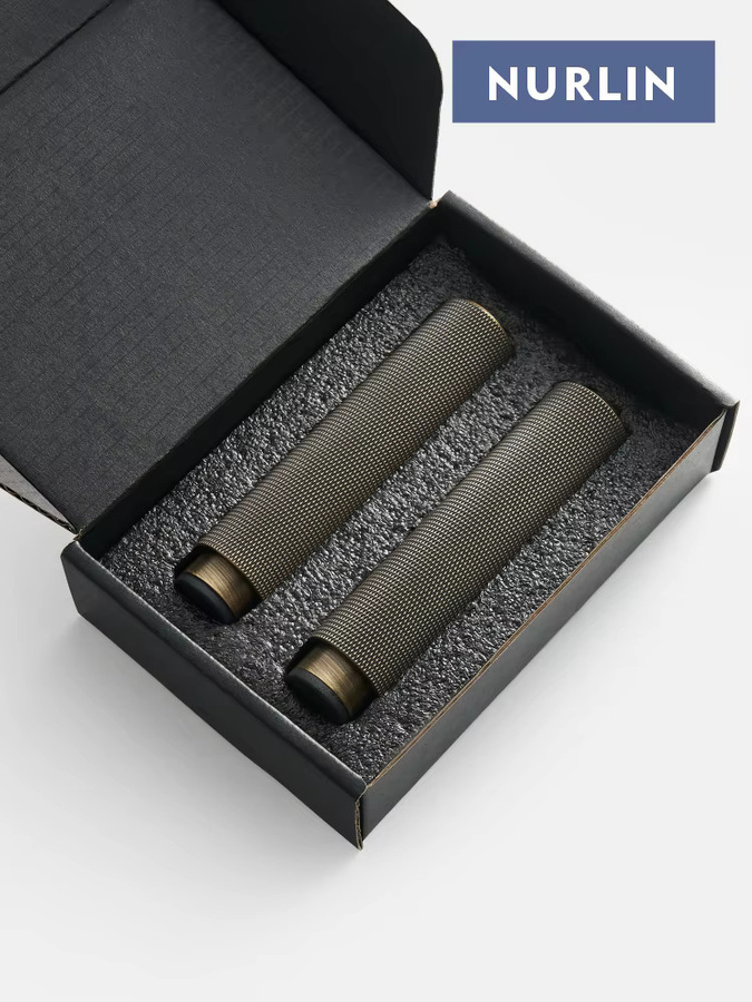 Nurlin Möbelschrankfuß aus antikem Messing in Gold mit höhenverstellbarem Rändelschnittmuster - Bild 3