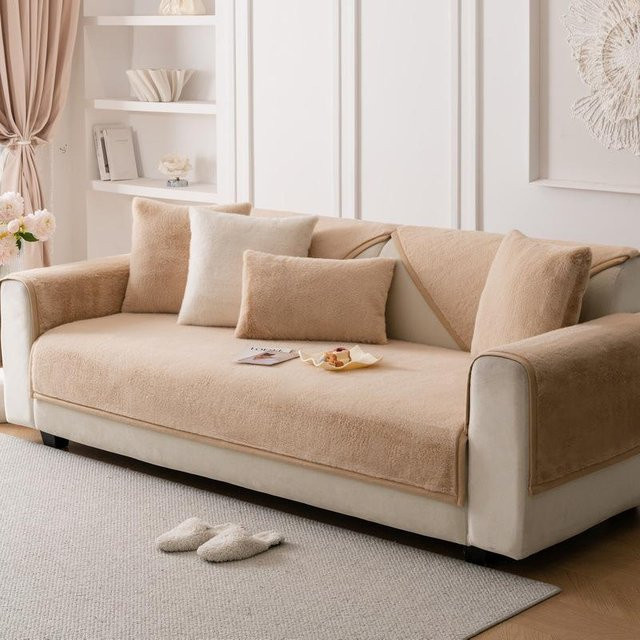 Minimalistisches Samt-Sofakissen in Beige mit Plüschbezug, B/B: 70 x 70 cm - Bild 1