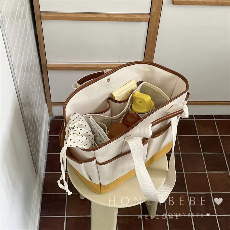 Große Wickeltasche für Mutter und Baby als Messenger Crossbody Tasche aus Textil in Grau und Weiß - Bild 2