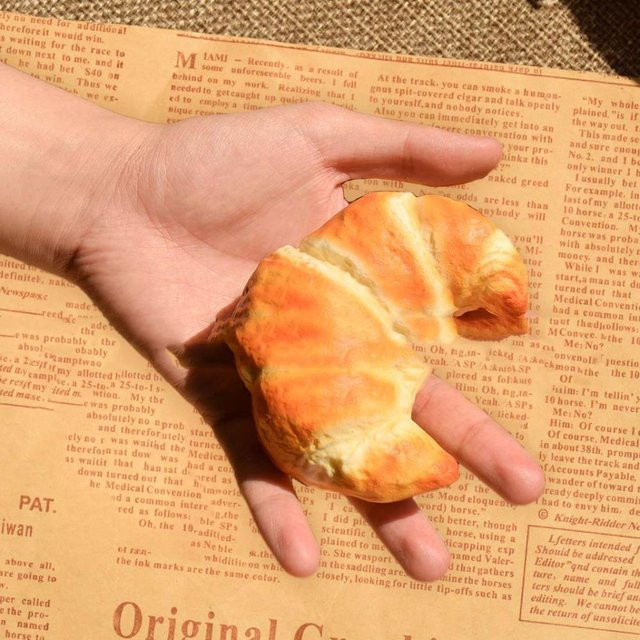 Binchi Fitness Squishy Croissant, Quetschspielzeug, gelb - Bild 1